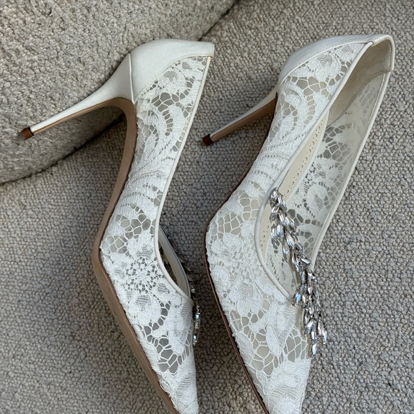 MANOLO BLAHNIK | EU 40
NADIRA WHITE LACE 90 CRYSTAL-EMBELLISHED PUMPS | BRIDAL - Picture 5 of 9